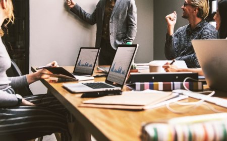 Why Renting a Computer in Noida Is Smart for Students, Businesses & Events