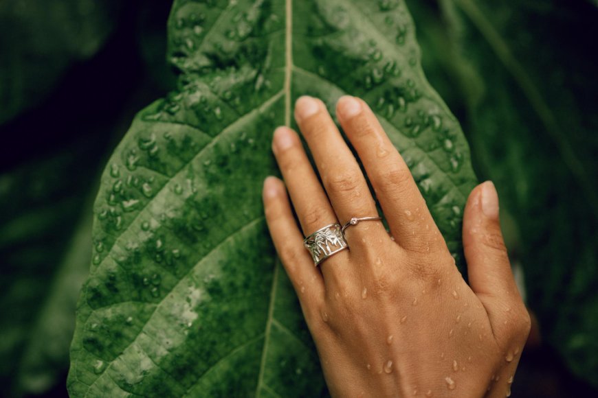 Sparkle Smart: The Most Popular Engagement Rings for Women Right Now